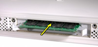  การใส่ RAM SO-DIMM เข้าไปในช่องเสียบด้านล่าง