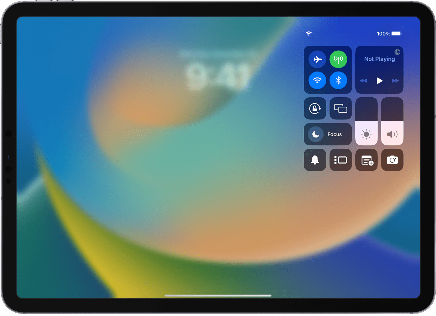 iPad 屏幕上显示了“控制中心”。