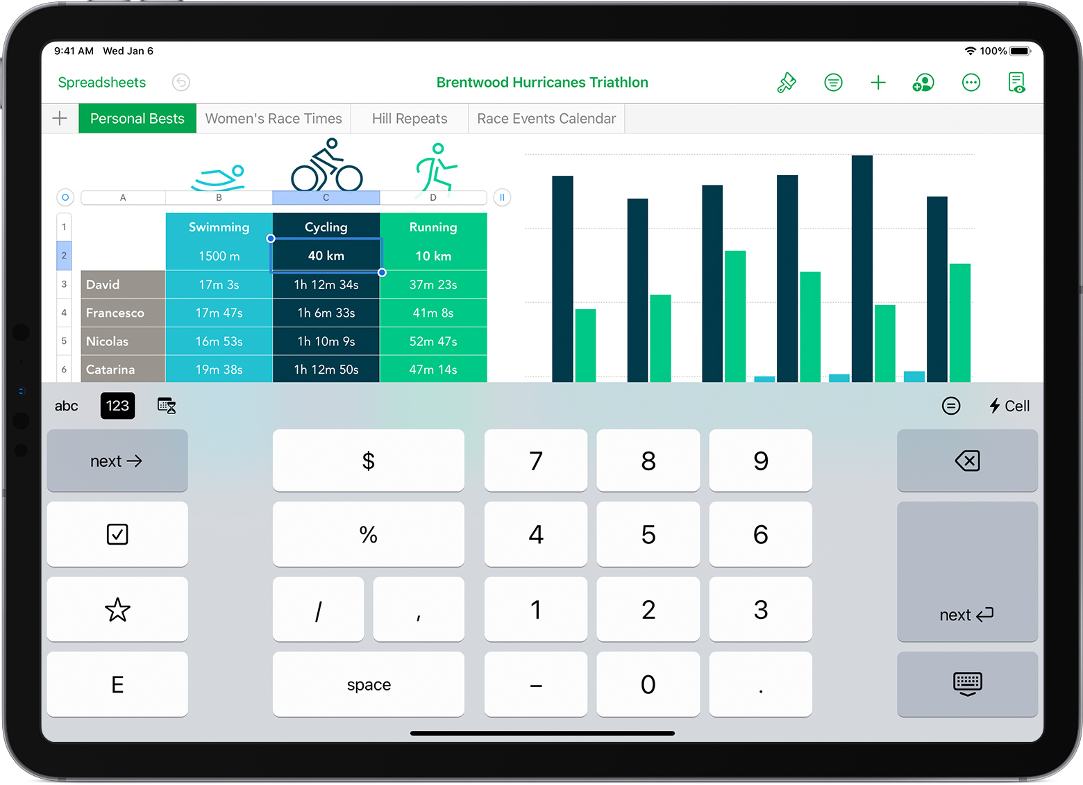 يعرض iPad جدول بيانات مفتوحًا ولوحة مفاتيح رقمية