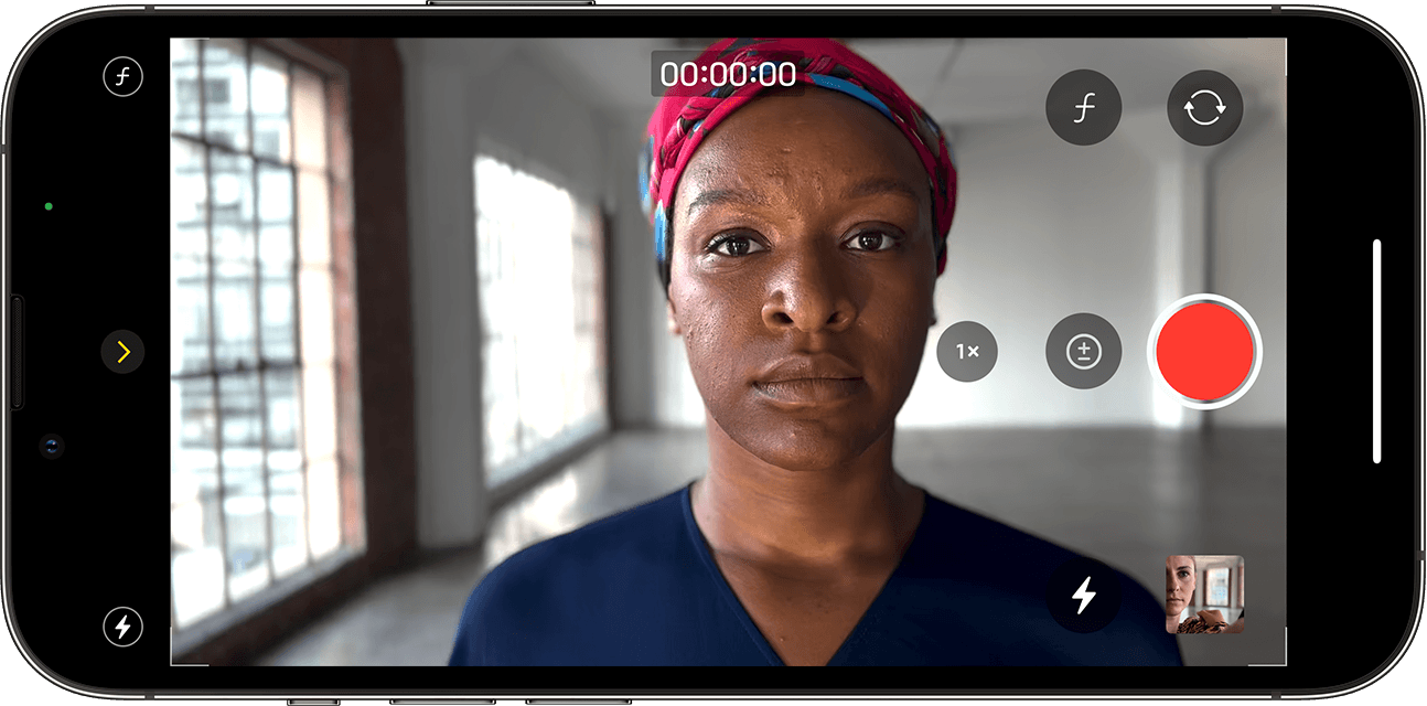 iPhone の画面でカメラ App をシネマティックビデオモードで開いて、カメラを見つめる人の撮影をこれから始めるところ
