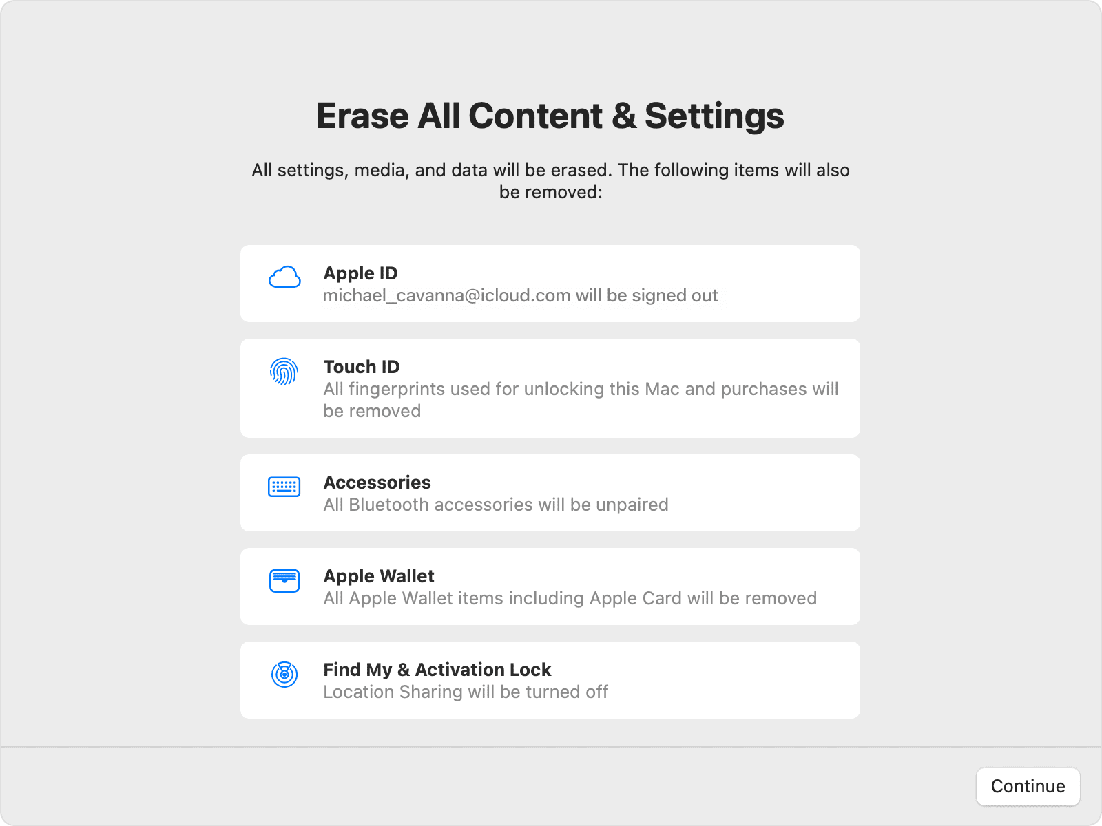 Окно «Стереть контент и настройки» в macOS с элементами, которые также будут удалены