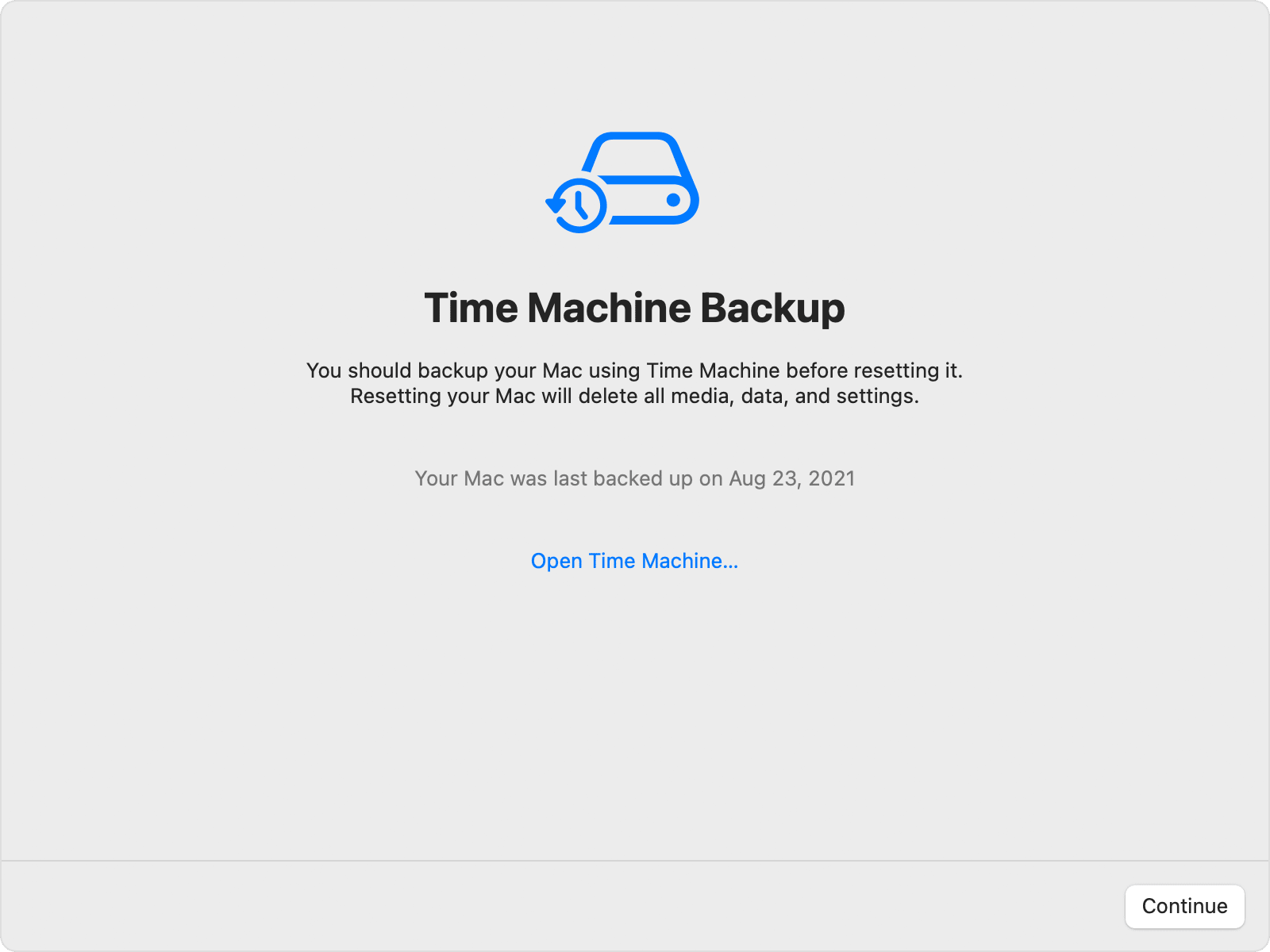 Окно Time Machine с параметром «Стереть контент и настройки» в macOS