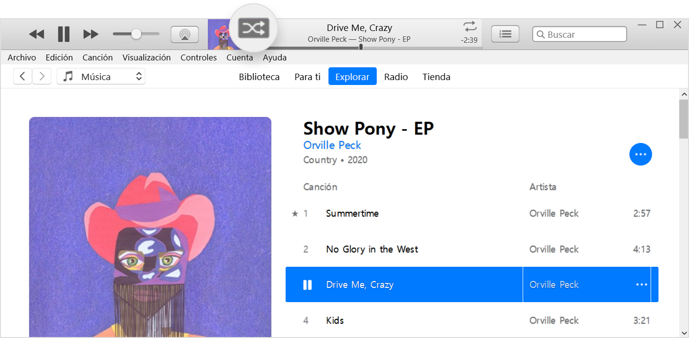 iTunes con la reproducción aleatoria activada en la parte superior de la ventana