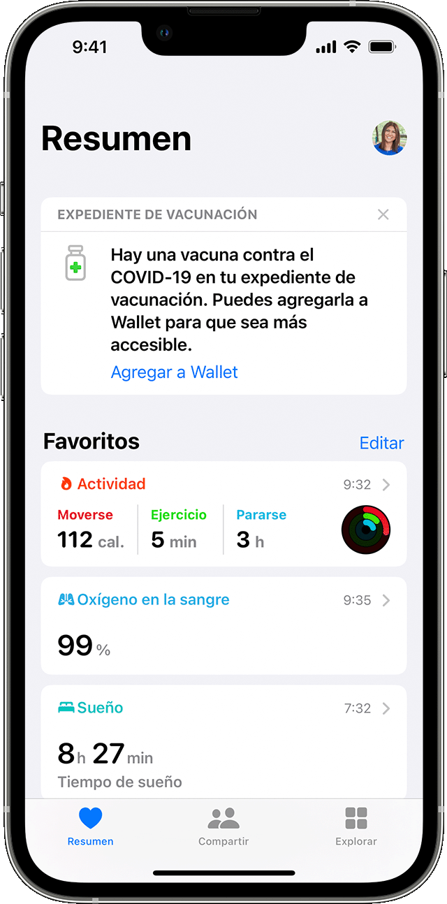 Pantalla de un iPhone en la que se muestra la pestaña Resumen de la app Salud con un expediente de vacunación para agregar a Wallet