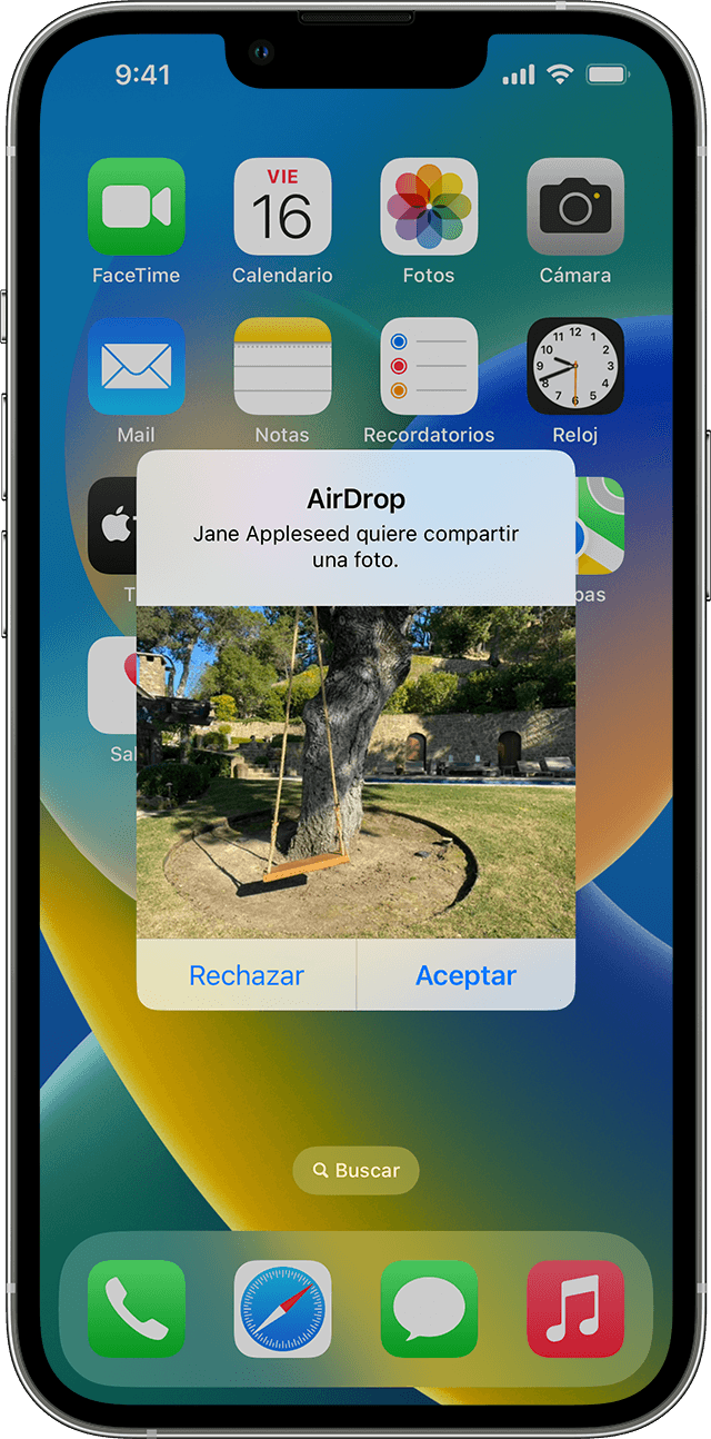 iPhone en el que se muestra un AirDrop entrante, una foto de un columpio en un árbol, con opciones para rechazar o aceptar el contenido.
