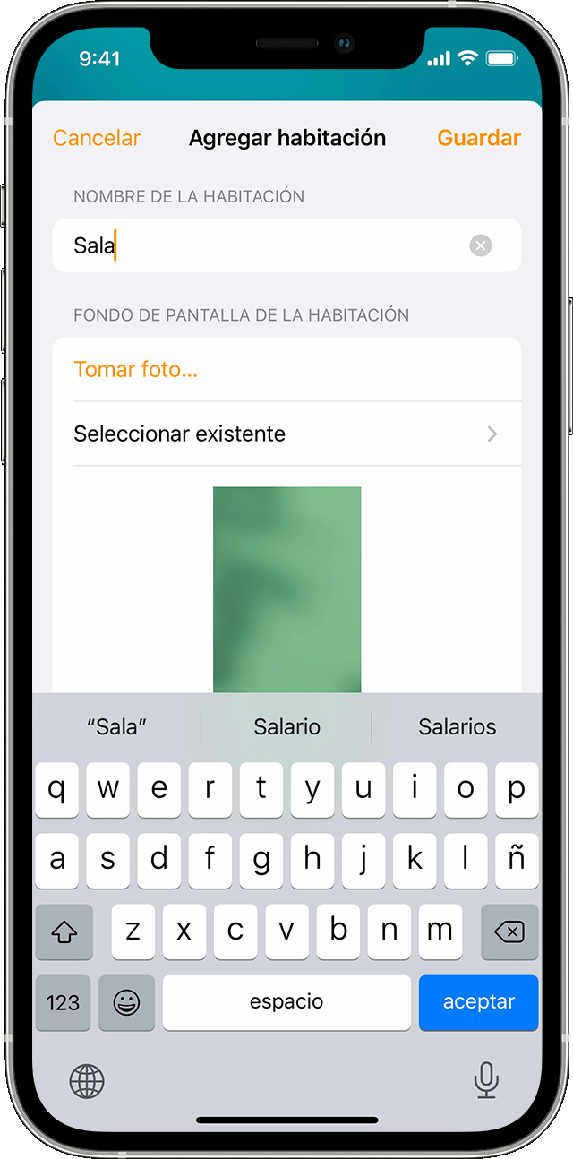 La app Casa en iOS en la que se muestra ambientaciones y accesorios en la sala. 