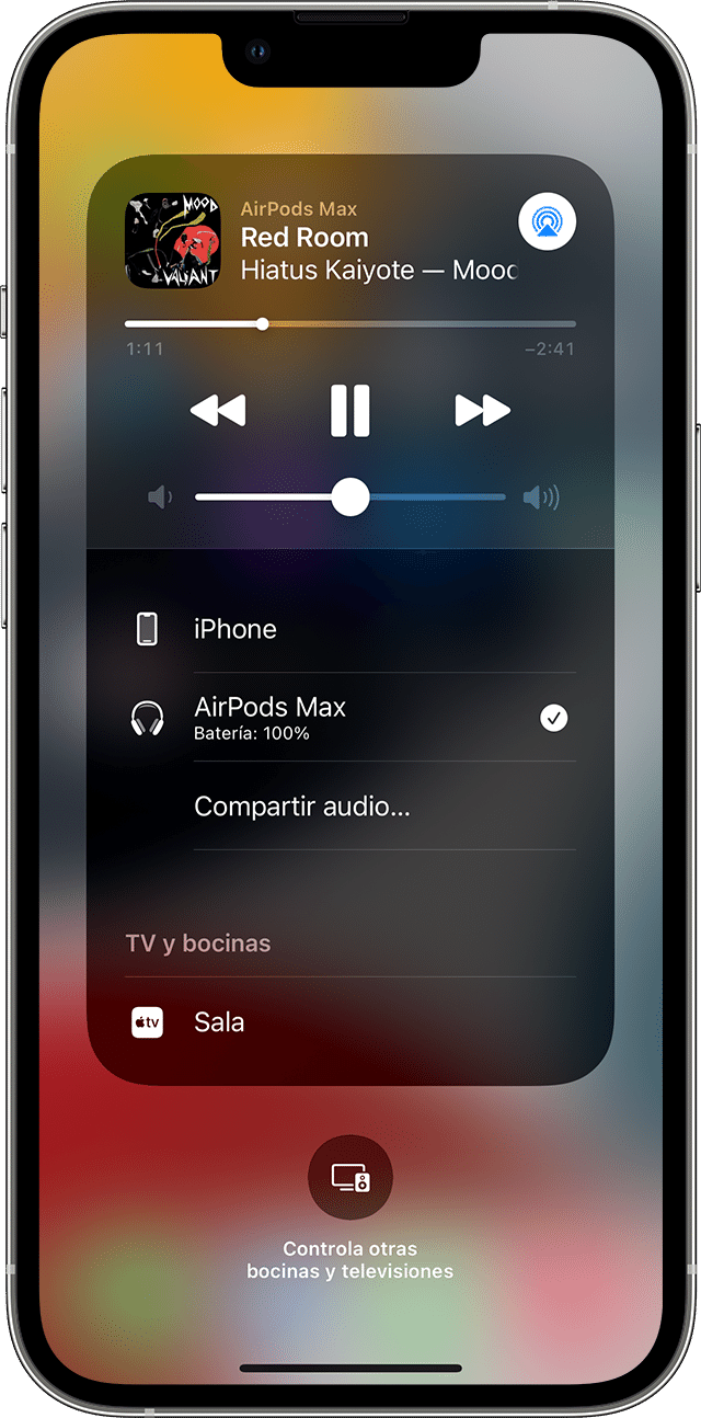 Centro de control del iPhone en el que se reproduce música en los AirPods Max