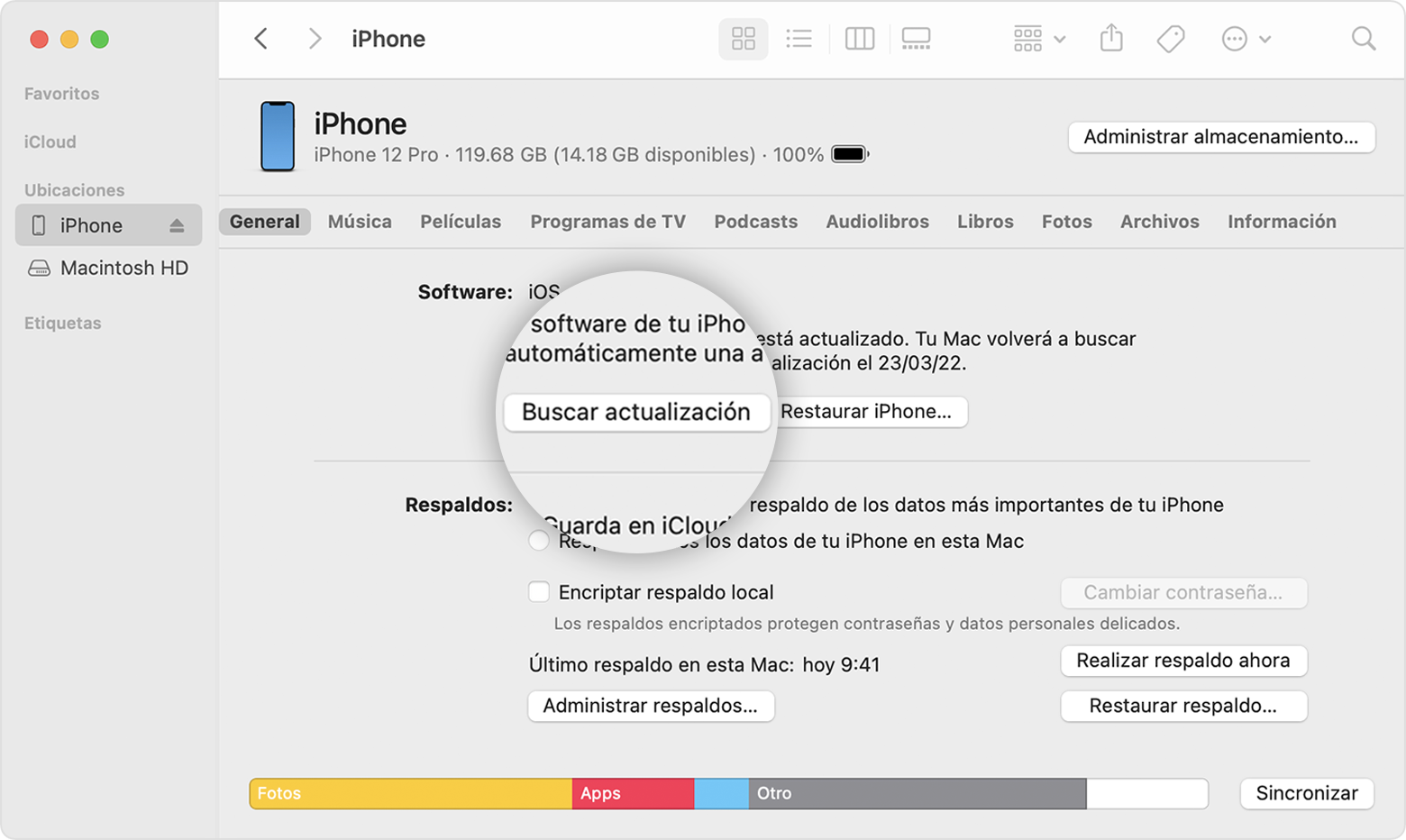 Finder de la Mac en el que se muestra el iPhone de John en la lista de ubicaciones y se destaca el botón Buscar actualización.