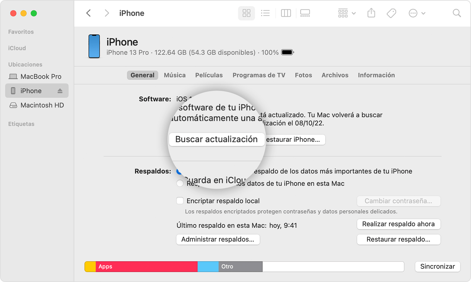 Finder de la Mac en el que se muestra un iPhone en la lista de ubicaciones y se destaca el botón Buscar actualización.