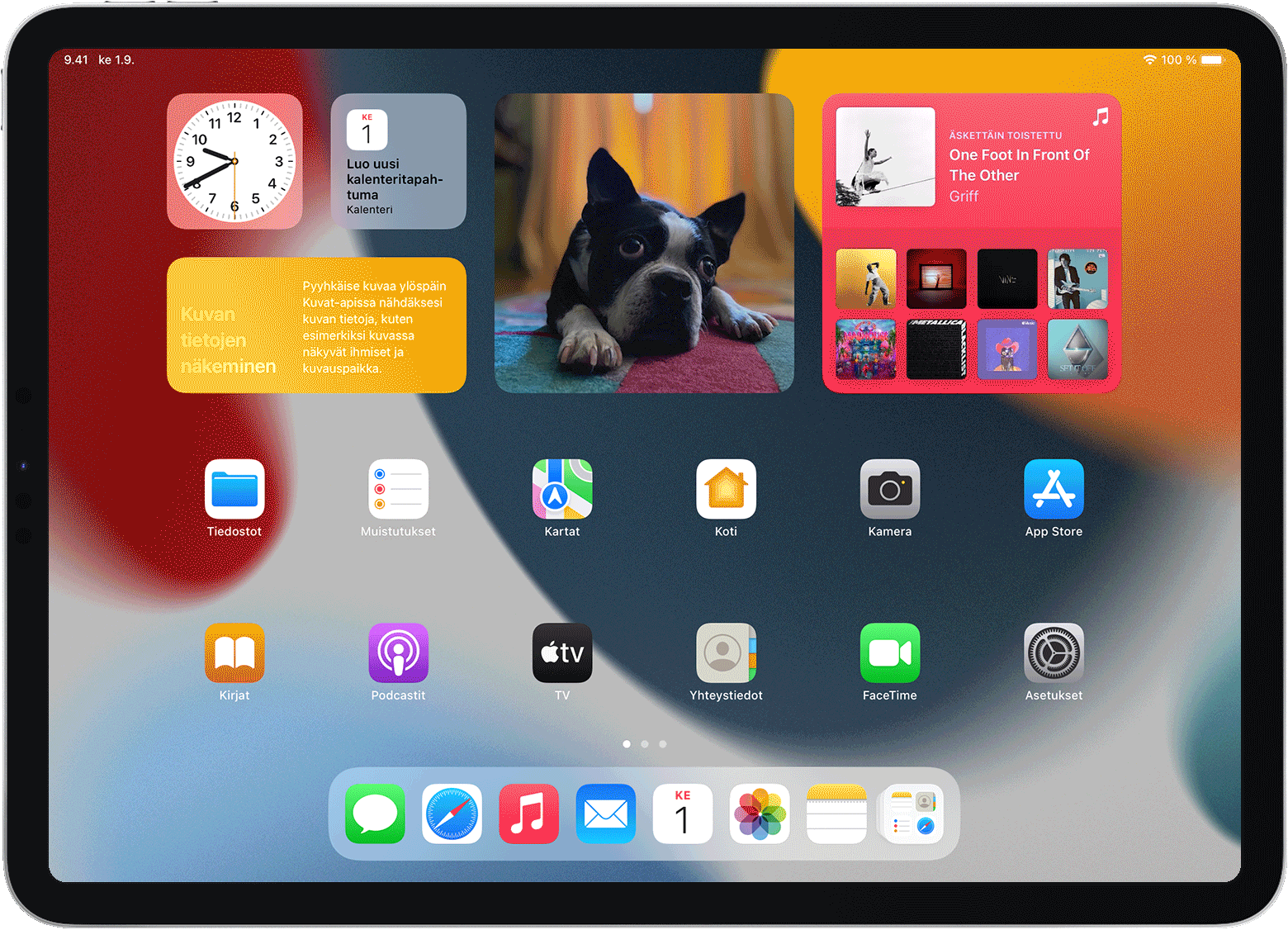 iPadin näyttö, jossa näkyy widgettipino, jonka widgettejä selataan