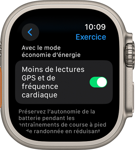 Écran des réglages d’entraînement sur l’Apple Watch affichant le réglage Moins de lectures GPS et de fréquence cardiaque