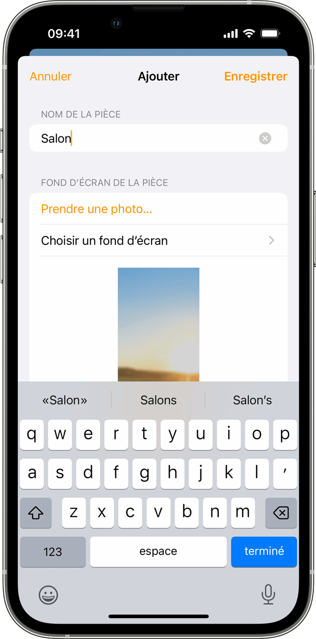 L’app Domicile sur iOS montrant des scènes et des accessoires dans la salle de séjour. 