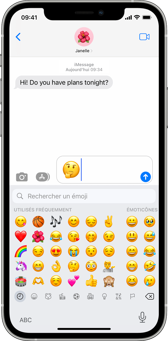 Un écran d’iPhone affichant une conversation Messages avec un émoji de visage qui réfléchit dans la zone de texte.