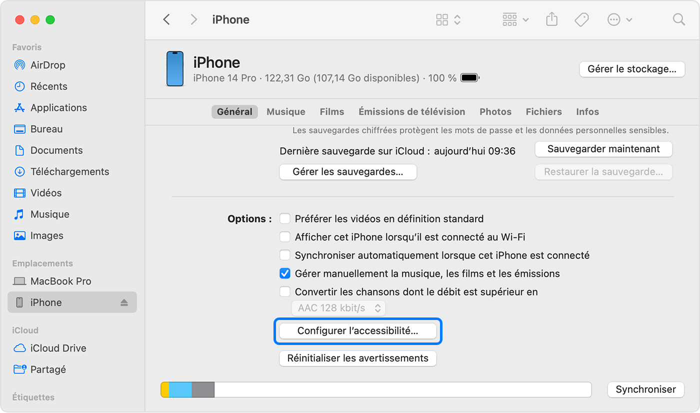 Une fenêtre du Finder affichant les options de configuration de l’accessibilité avec un iPhone connecté
