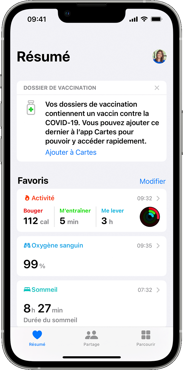 Écran d’iPhone affichant l’onglet Résumé de l’app Santé avec un dossier de vaccination à ajouter à l’app Cartes