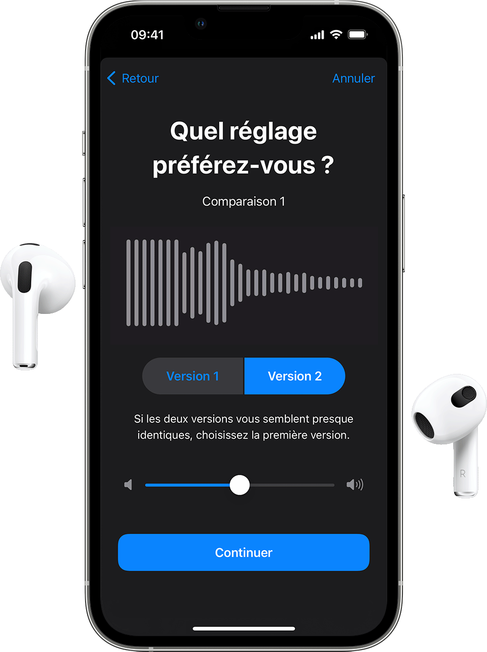 Une paire d’AirPods et un iPhone affichant l’écran de configuration audio personnalisée ; l’utilisateur est invité à désigner l’échantillon audio dont le son lui convient le mieux.