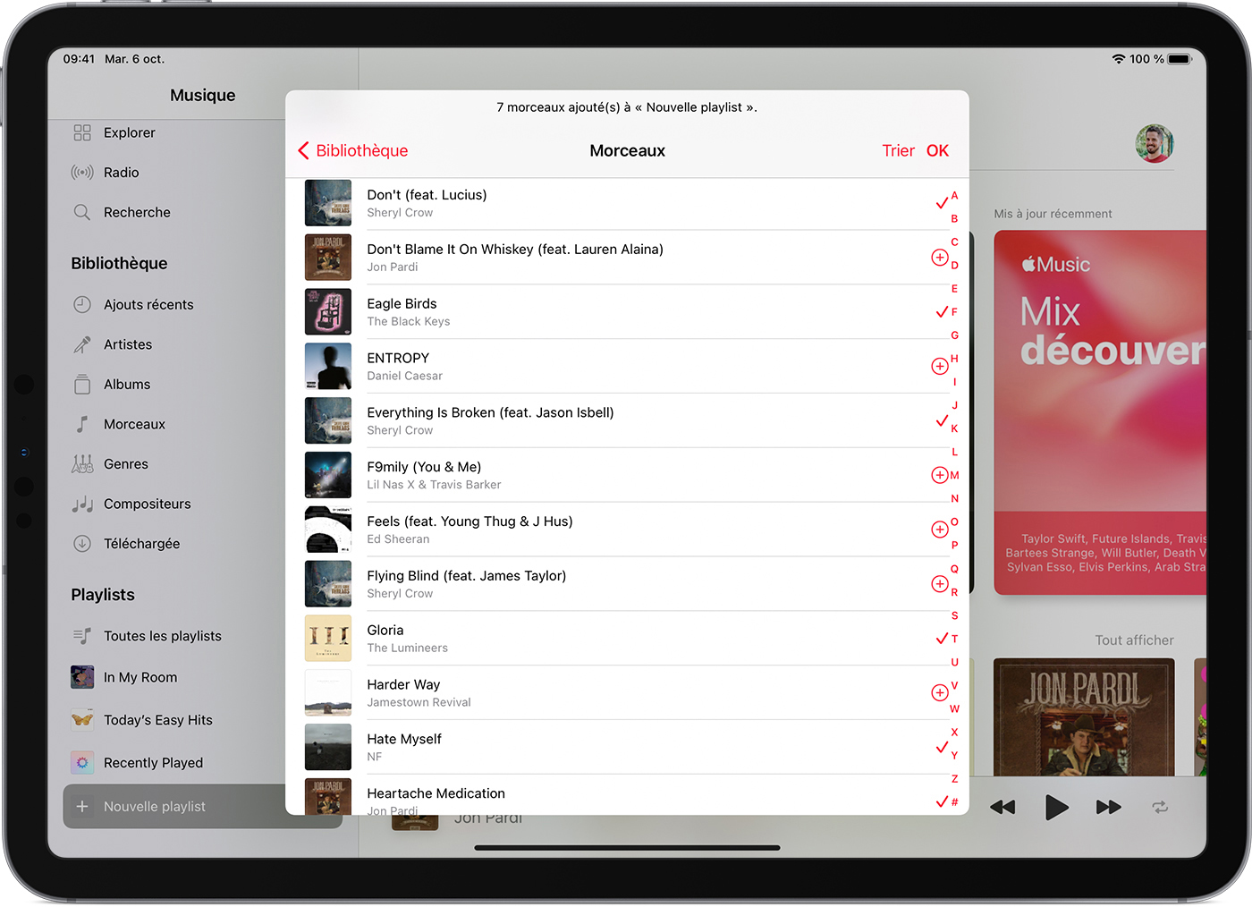 Un iPad affiche sept morceaux ajoutés à une nouvelle playlist.