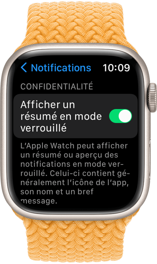 Une Apple Watch affichant le réglage Afficher un résumé en mode verrouillé