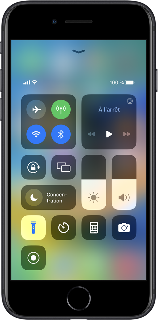 Pour éteindre la lampe torche sur un iPhone doté d’un bouton principal, effectuez un balayage vers le haut à partir du bas de l’écran pour ouvrir le centre de contrôle.