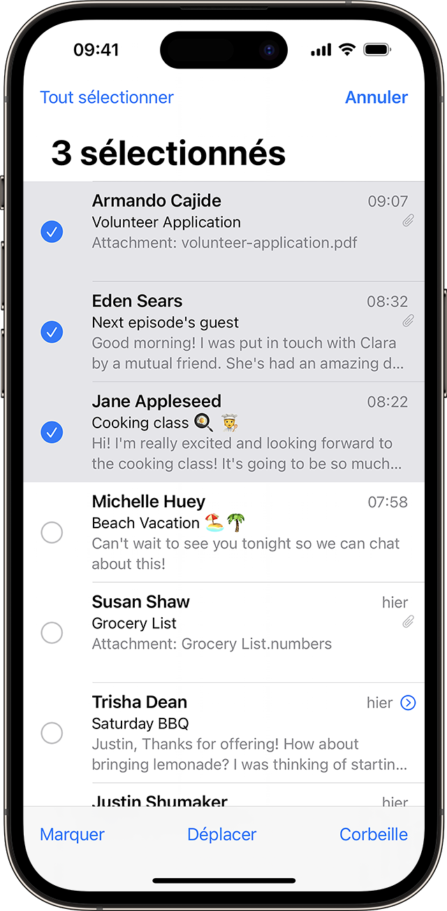 iPhone montrant l’app Mail avec trois messages sélectionnés