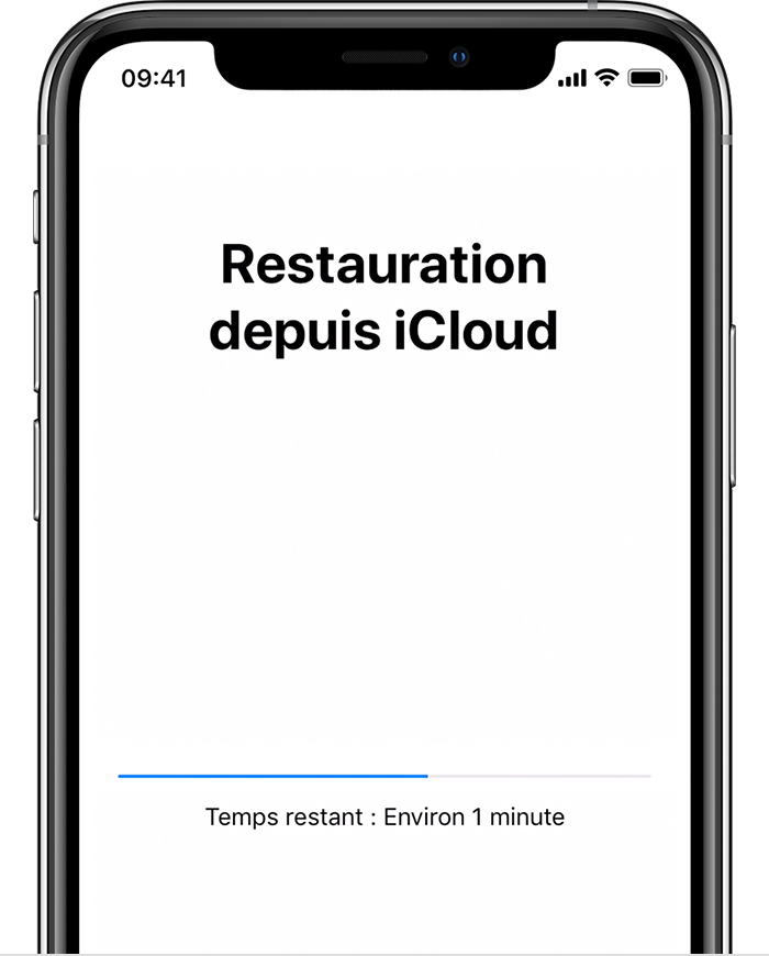 Un iPhone affichant l’écran Restauration depuis iCloud, avec une barre de progression. Le temps restant indiqué est d’environ 20 minutes.
