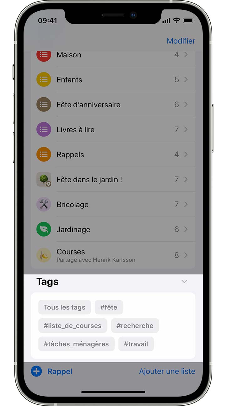 iPhone affichant le navigateur de tags dans la section Tags en bas de l’écran. Ce navigateur contient des boutons portant des noms de tags tels que « #fête » ou « #liste-courses ».