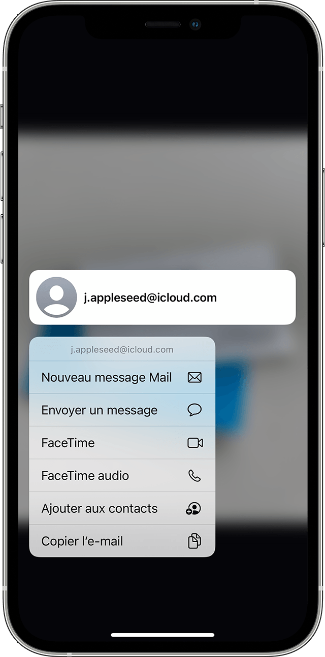 Options permettant de passer un appel ou d’envoyer un e-mail grâce à la fonctionnalité Texte en direct sur iPhone