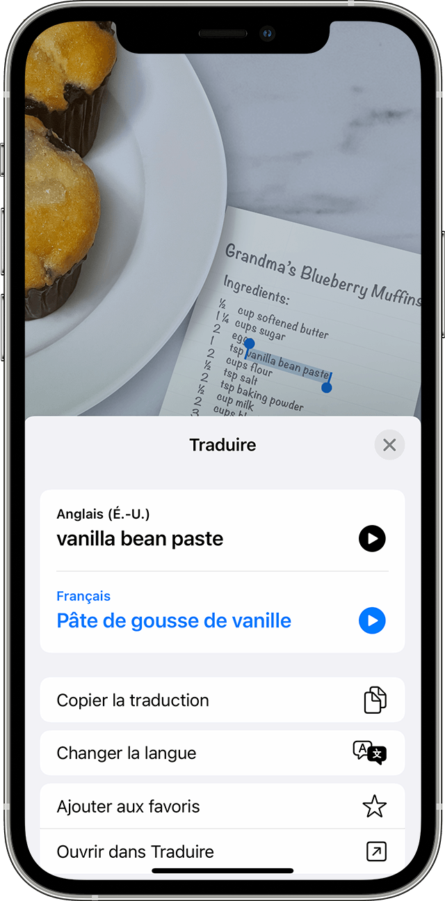 Utilisation de la fonctionnalité Texte en direct pour traduire un ingrédient d’une recette de muffins aux myrtilles 