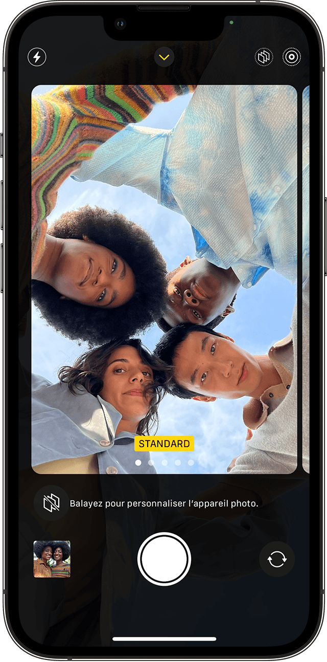 iPhone affichant l’app Appareil photo avec quatre personnes dans le viseur