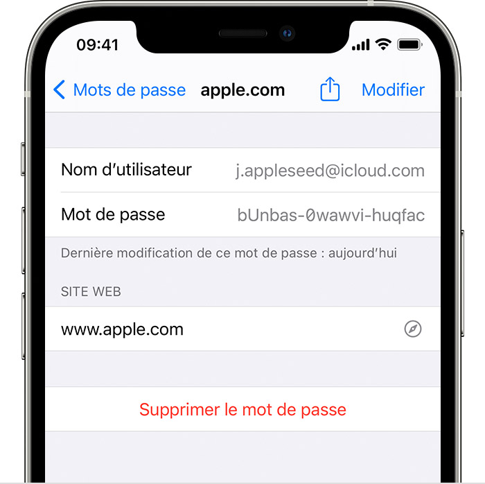 Un iPhone 12 Pro affiche les détails du compte Apple de l’utilisateur, notamment le nom d’utilisateur et le mot de passe.