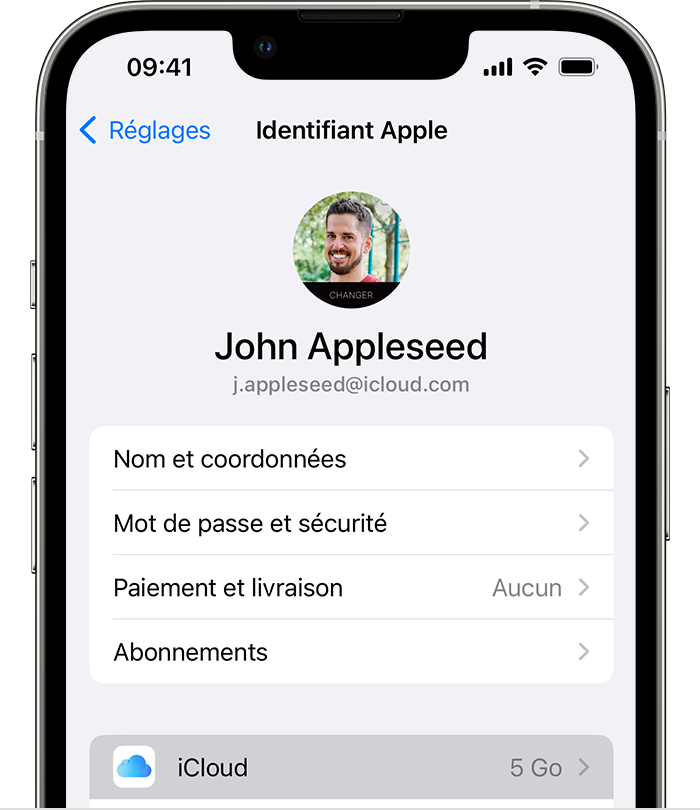 iPhone affichant l’écran Réglages [votre nom]. iCloud est sélectionné.