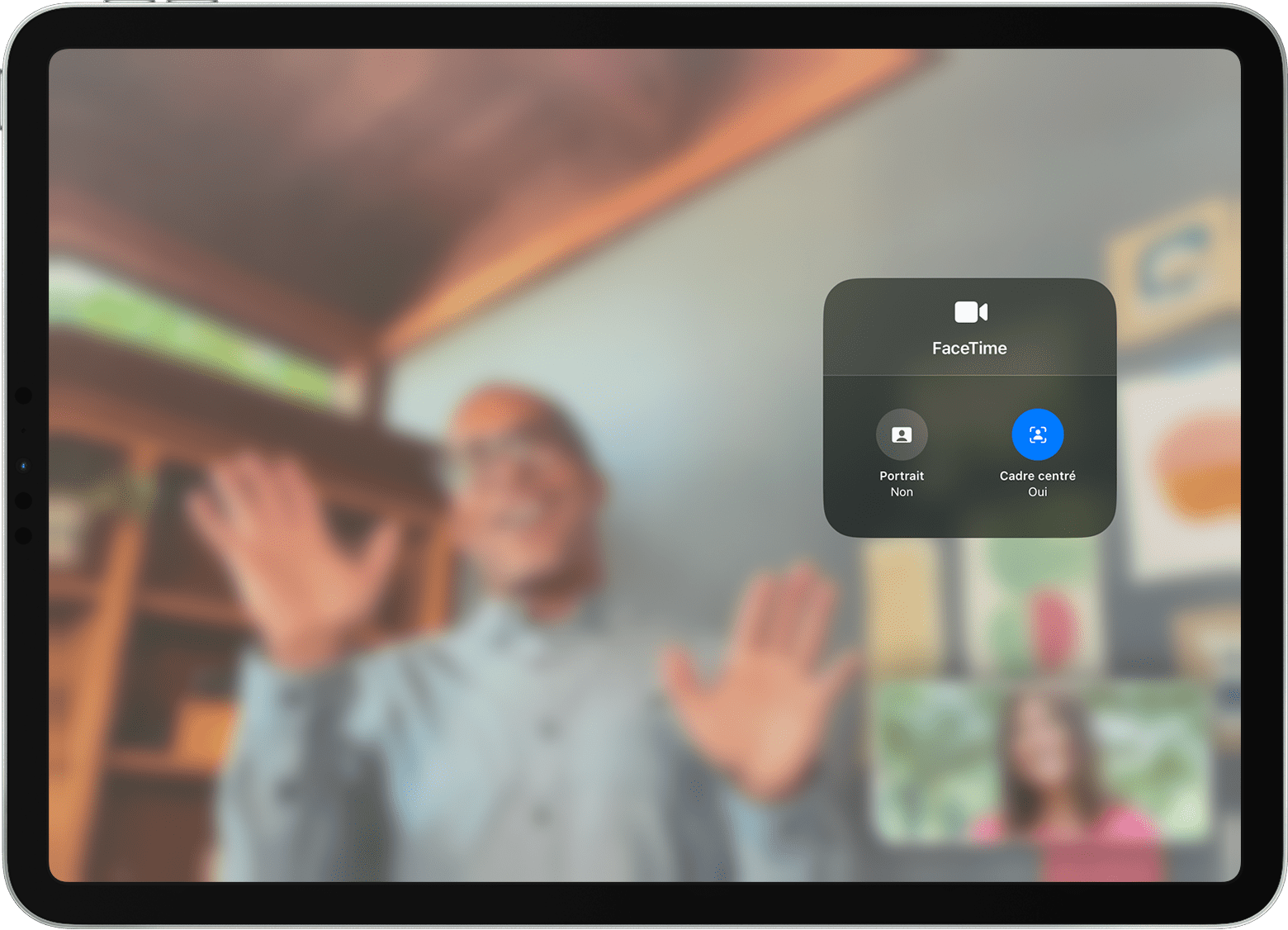 L’écran de l’iPad affiche un appel FaceTime avec les options Effets vidéo visibles.