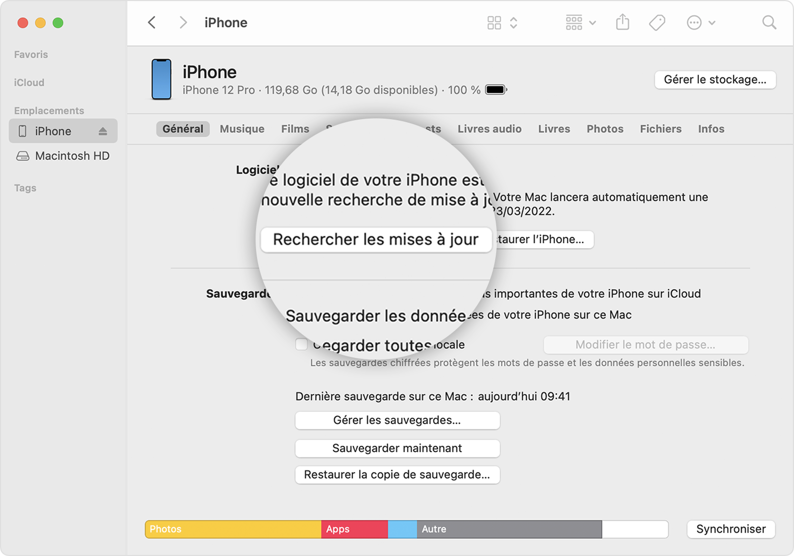 Finder sur Mac affichant l’iPhone de John dans la liste des emplacements et mettant en évidence le bouton Rechercher les mises à jour.