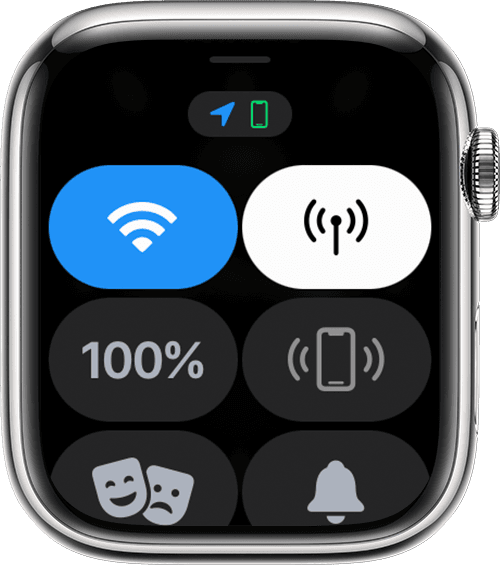 Apple Watch שבחלק העליון של המסך שלו מוצג סמל החץ הכחול המציין מיקום