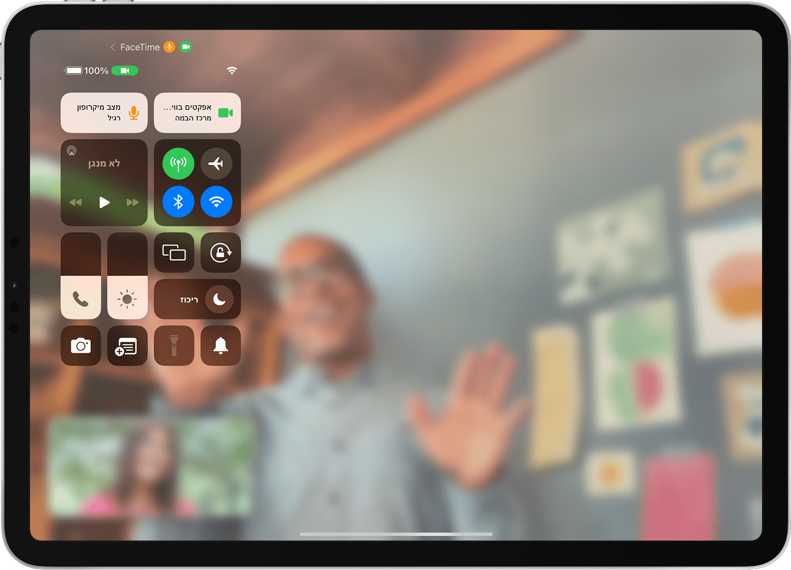 מסך של מכשיר iPad מציג שיחת FaceTime כאשר 
