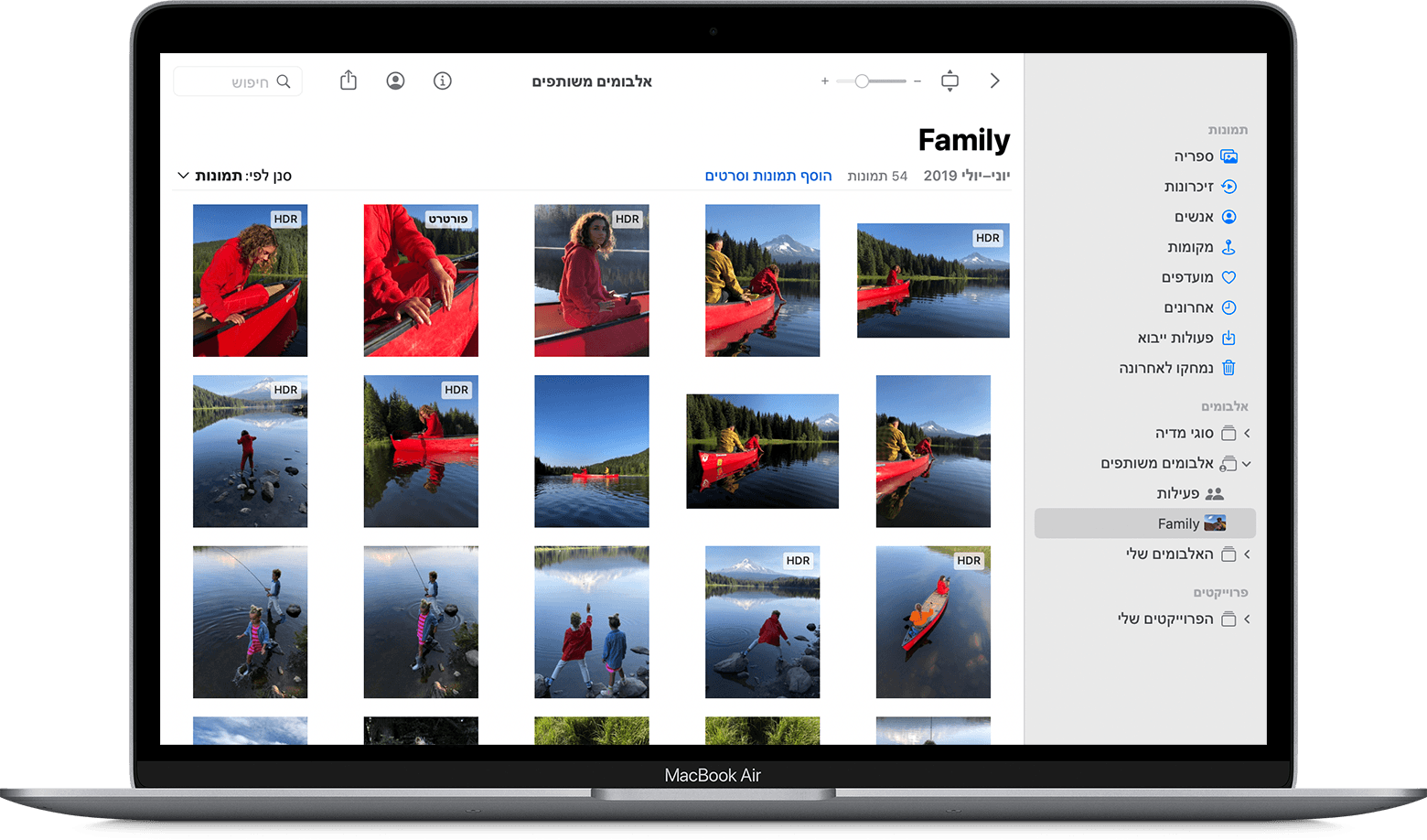 MacBook Air עם היישום 'תמונות' המציג אלבום משפחתי משותף