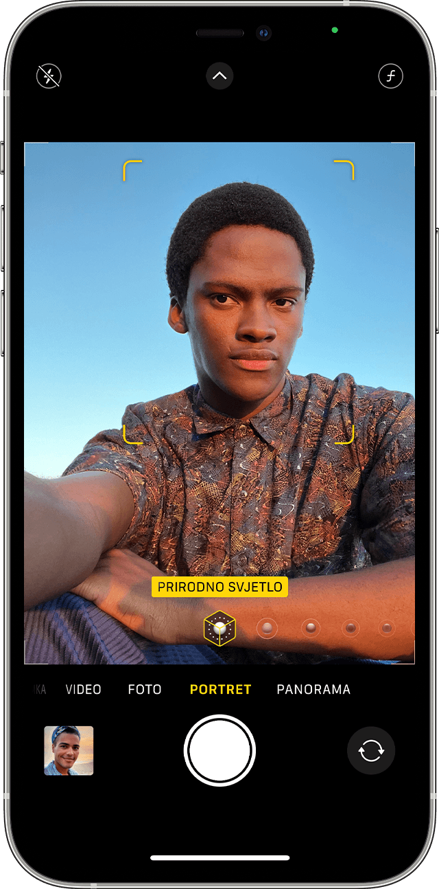 Upotreba aplikacije Kamera na iPhone uređaju za snimanje selfija u Portretnom načinu rada