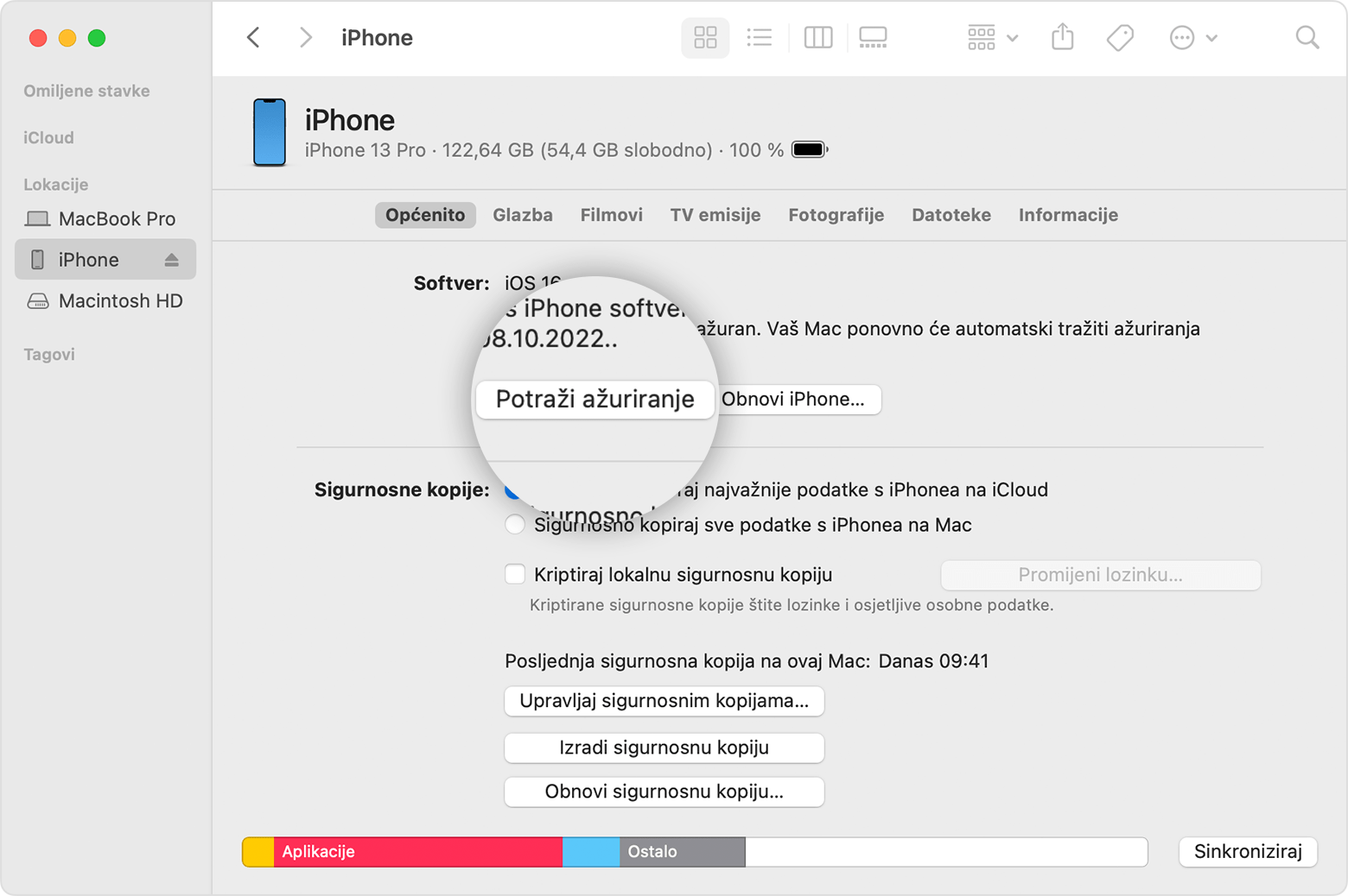 Finder na Mac računalu s prikazom iPhone uređaja na popisu lokacija i istaknutim gumbom Potraži ažuriranje.