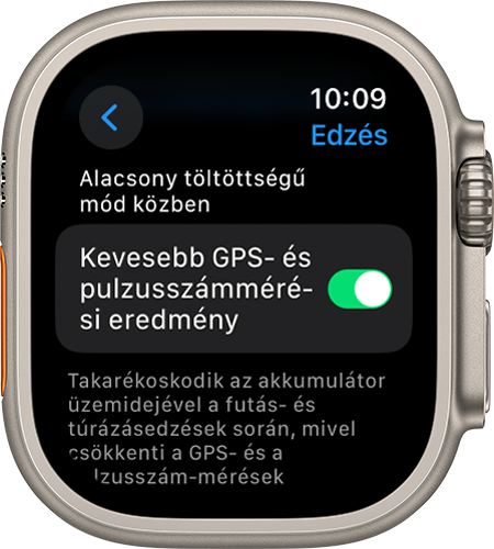 Az edzési beállítások képernyője egy Apple Watchon, amelyen a Kevesebb GPS- és pulzusszámmérési eredmény beállítás látható