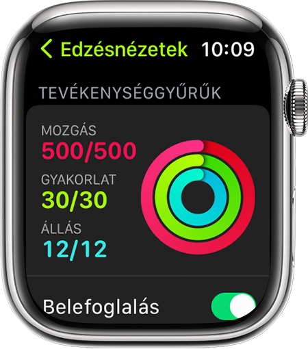 Egy Apple Watch, amelyen a tevékenységgyűrűk terén elért előrehaladás látható futás közben
