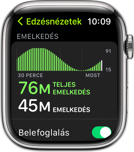 Egy Apple Watch, amelyen az Emelkedés mutatószám látható futás közben.