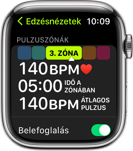 Egy Apple Watch, amelyen a Pulzuszóna mutatószám látható futás közben