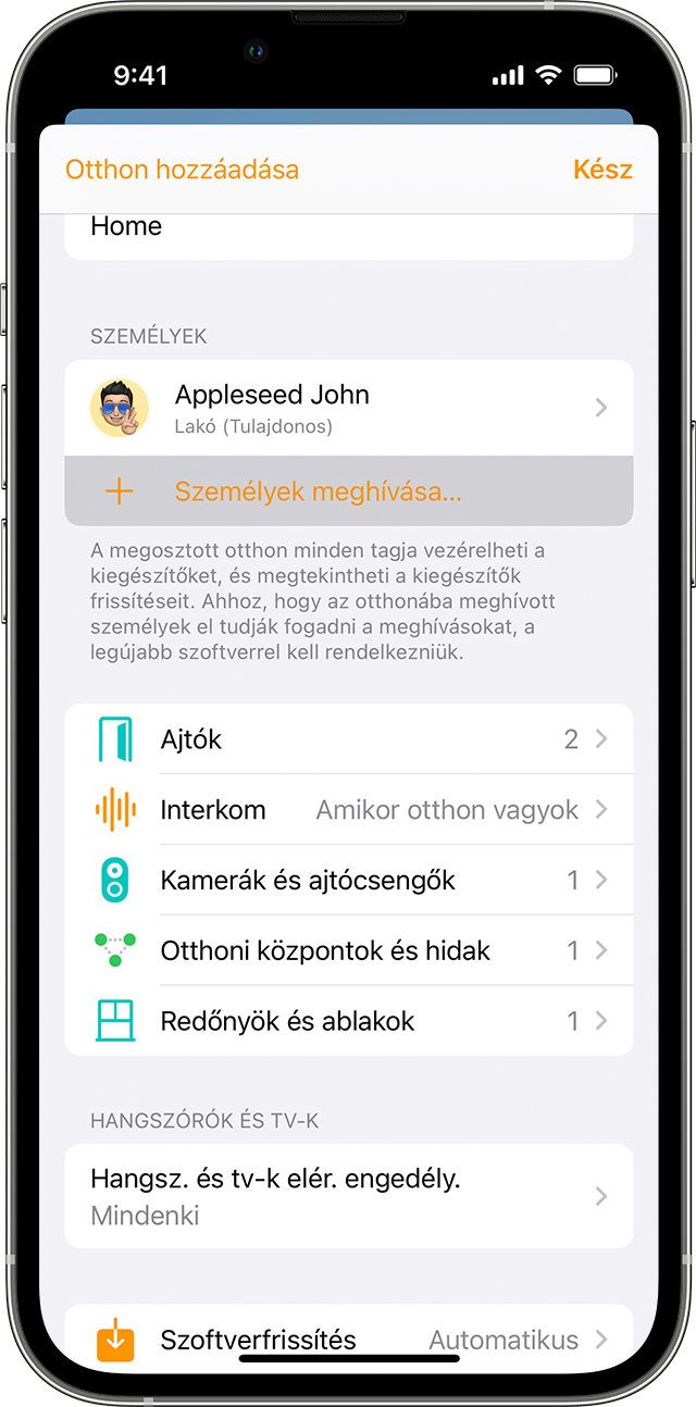 Egy iPhone-on az Otthon appban a Személyek meghívása lehetőség látható az Otthonbeállításokban