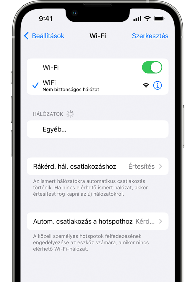 Egy iPhone, amelyen a Wi-Fi képernyő látható. A Wi-Fi-hálózat neve mellett kék színű pipa látható.