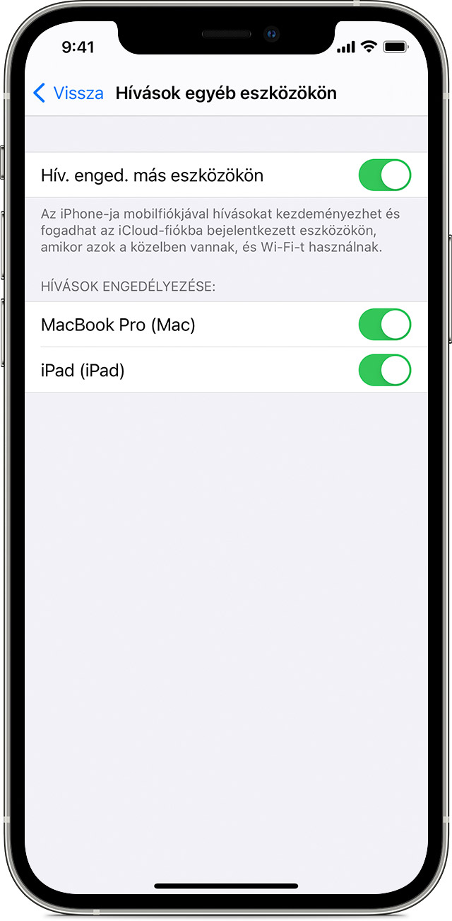 Egy iPhone, amelyen a Hívások egyéb eszközökön képernyő látható. A Hív. enged. más eszközökön funkció aktiválva van, és engedélyezve vannak a hívások John iPadjén és John MacBook Pro készülékén.