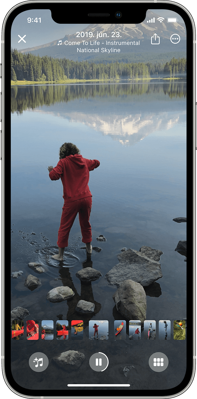 Egy emlék lejátszása egy iPhone készülék Fotók alkalmazásában, amelyen a gombok és a lehetőségek is láthatók