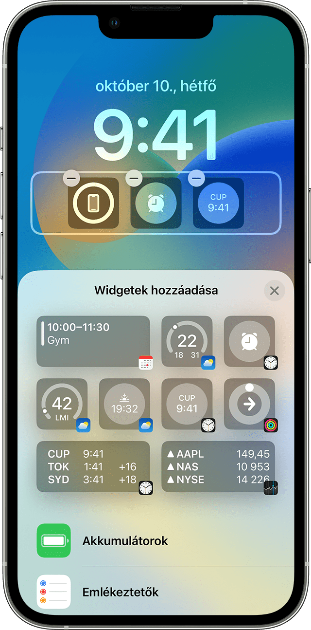 Egy iPhone képernyője, amelyen az látható, hogyan kell widgeteket adni a zárolási képernyőhöz