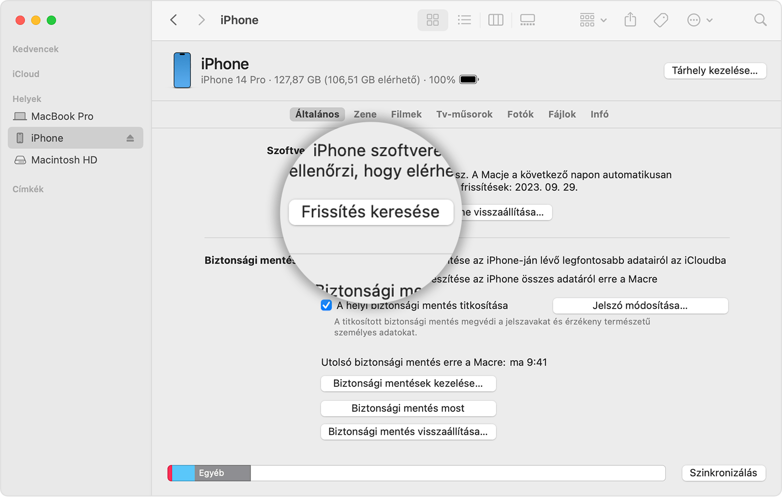 Egy Mac képernyője, amelyen az látható, hogy a Finder segítségével hogyan ellenőrizhető az iOS-készülék tárhelye