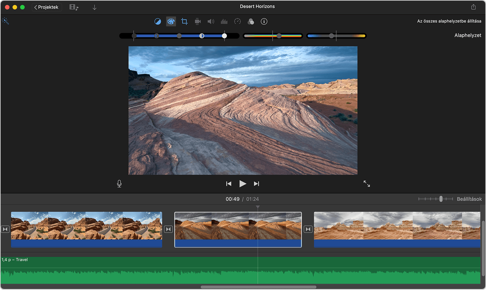 Az iMovie Mac-verziójának projektablaka a Színkorrekció vezérlővel