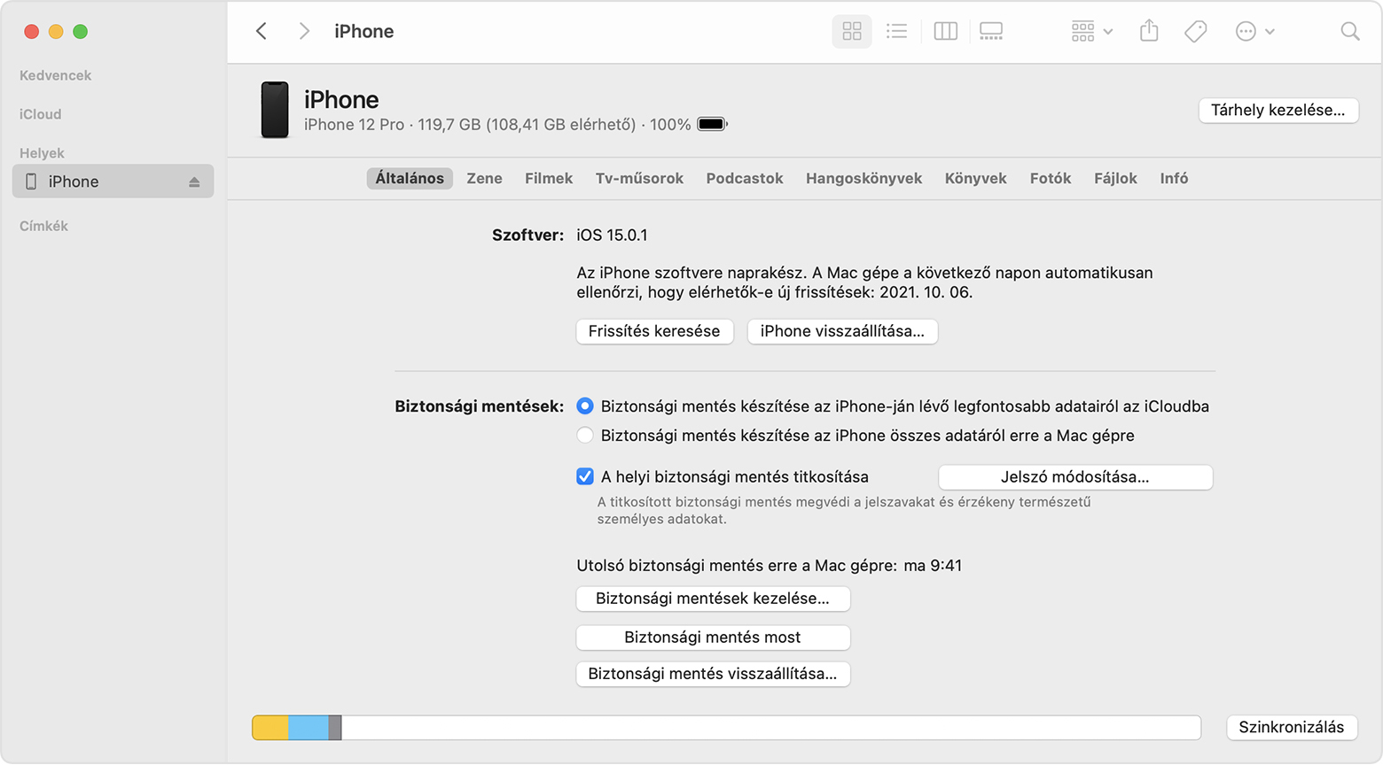 Egy Finder-ablak az Általános lapon, amelyen egy csatlakoztatott eszköz, John iPhone-ja látható. A szoftver verziója az ablak felső részén látható.